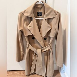 Abercrombie Women’s Trench, Beige/Tan, XS. Tie at waist.